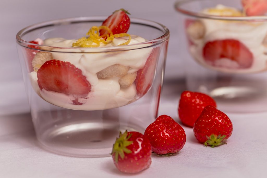 Limoncello-Tiramisu. Dessert im Glas mit Erdbeeren und einer Limoncello-Mascarpone-Creme