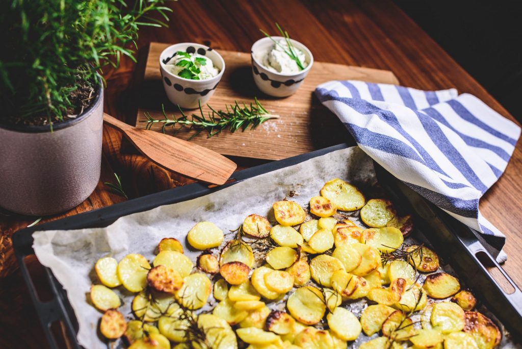 Knusprige Kartoffeln mit Kräuter-Topfen-Dip | Küchenfreundin Isi