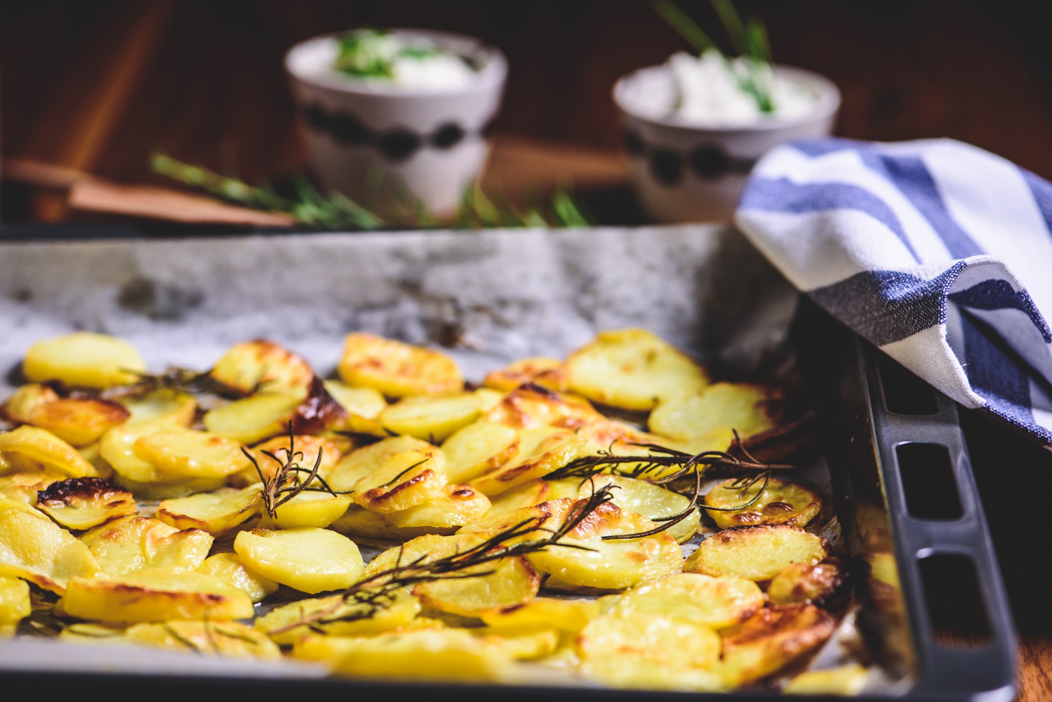 Knusprige Kartoffeln mit Kräuter-Topfen-Dip | Küchenfreundin Isi