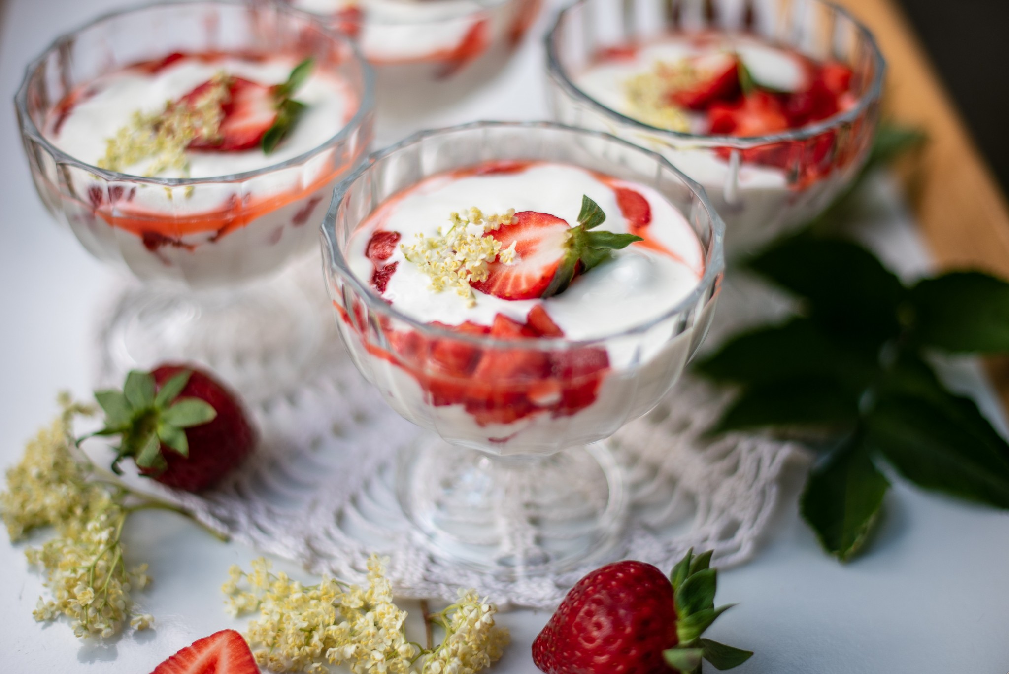 Schnelle Topfencreme mit Holunder &amp; Erdbeeren | Küchenfreundin Isi