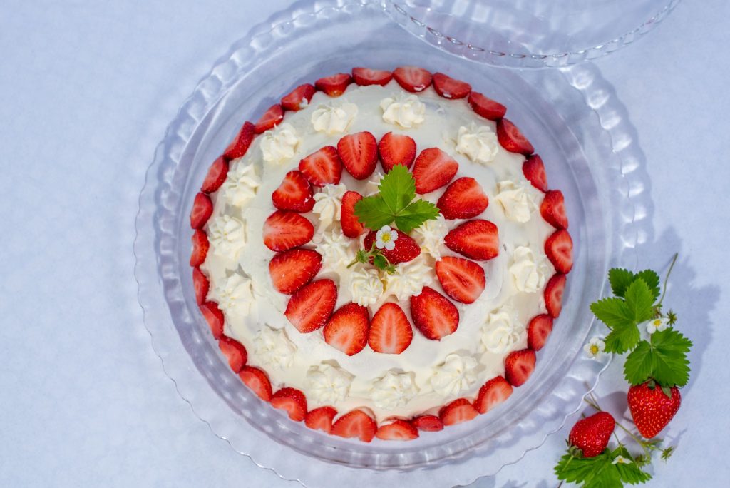 Erdbeer-Tiramisu mit Mascarpone und feinen Biskotten in Form einer kugelligen Torte.