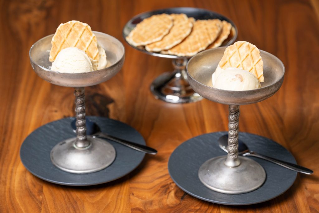 Rezept: gesalzenes Butter-Karamell-Eis in silbernen hohen Schalen mit Waffeln