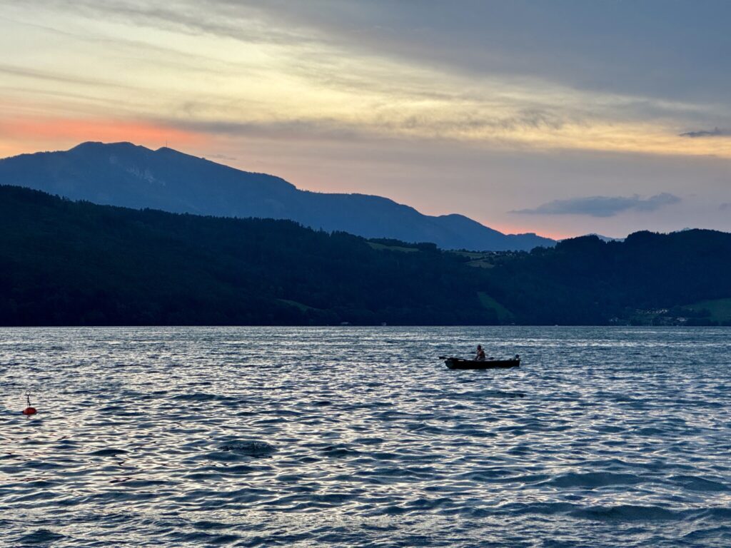 Blick an einem Sommerabend von Döbriach auf den Millstättersee