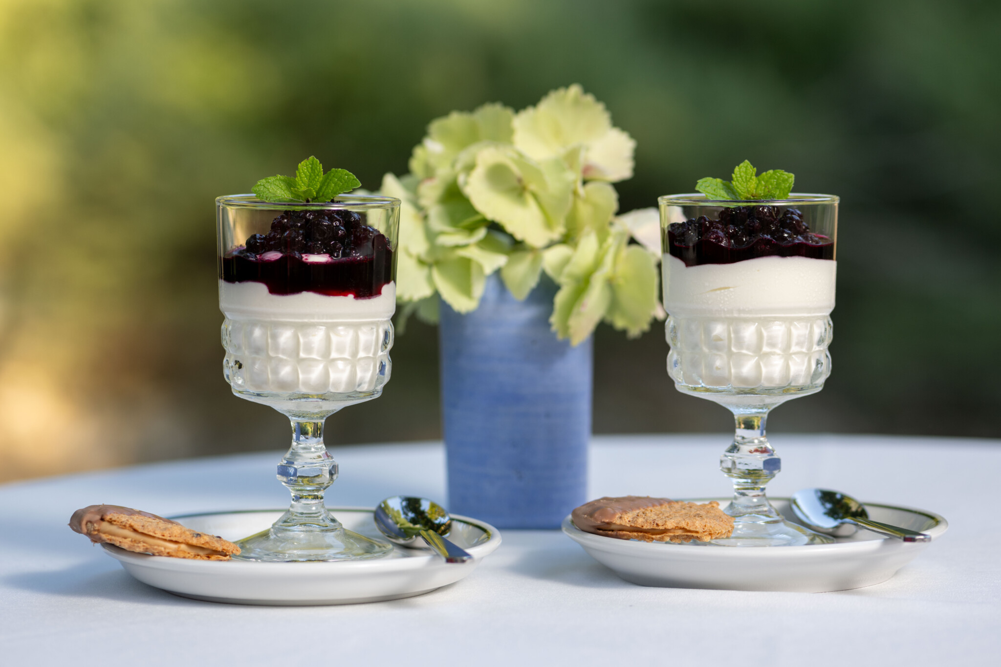 Sauerrahm-Mousse mit Heidelbeeren