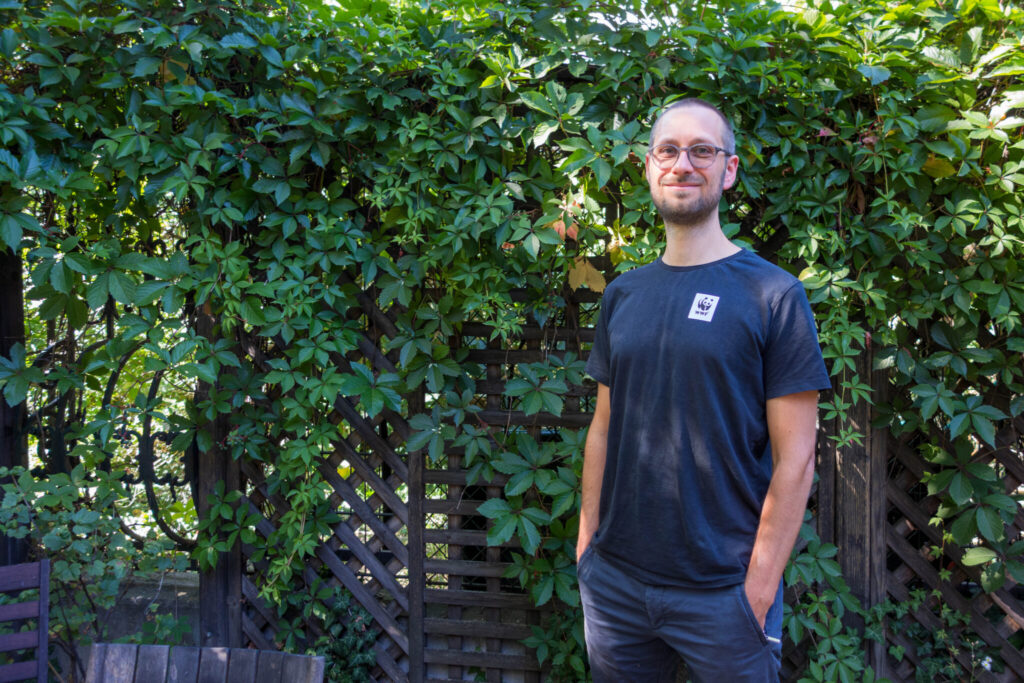 Dominik Heizmann vom WWF Österreich, im Garten des Büros